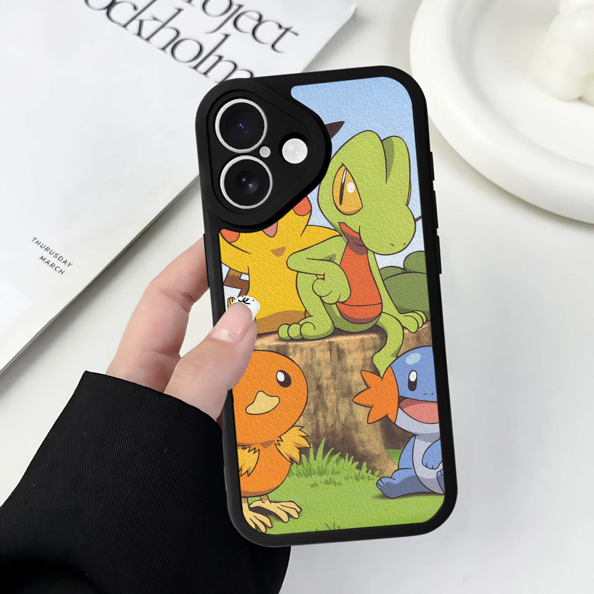 （画像用） ポケットモンスター Pokémon 【iPhone 16シリーズ対応】シリコンスマホケース（レザー調） 材質：シリコン